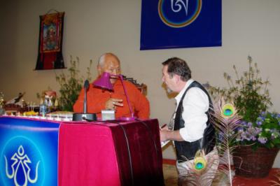Chögyal Namkhai Norbu parlant avec moi au séminaire de Paris le 24 septembre 2011