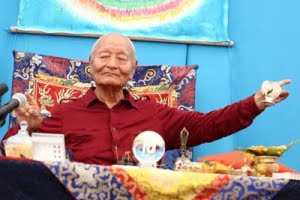 Une de mes photos privées du Maitre Dzogchen Chögyal Namkhai Norbu pendant une conférence