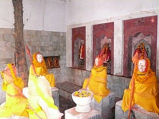 Shankara et ses principaux disciples. Petit temple situé dans l'enceinte de Pashoupatinâth, Kathmandou